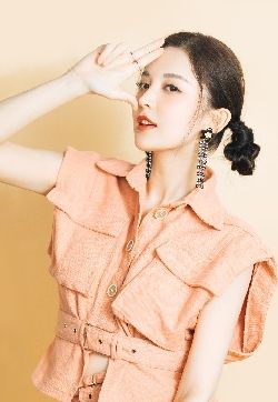 中国内地新疆乌鲁木齐市影视女演员古力娜扎双丸子头甜美写真图片