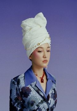 中国内地实力派浙江省衢州女演员周迅创意头巾大片写真图片