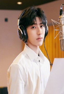 中国内地演员男歌手蔡徐坤录音室帅气写真图片