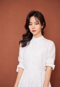 中国内地四川泸州影视女演员谭松韵白色衬衫裙简约写真图片