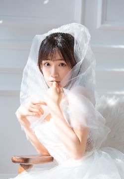 00后最受欢迎的性感美女吊带蕾丝婚纱诱人写真