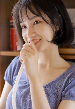大陆内地台湾台北女演员欧阳娜娜时尚杂志大片写真图片