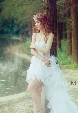 深山老林情迷森林唯美婚纱美女写真iPhone4S手机壁纸高清下载