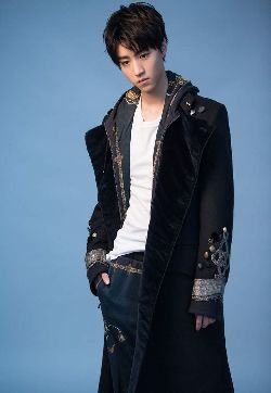 高清中国内地男歌手演员王俊凯最新帅气写真高清手机壁纸图片