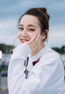 高清新疆乌鲁木齐美女演员迪丽热巴机场照片高清手机壁纸