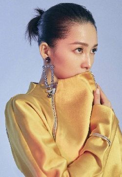 中国内地江苏省苏州市影视女演员李沁杂志写真高清手机壁纸