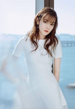 高清新疆乌鲁木齐美女演员迪丽热巴性感甜美写真手机壁纸