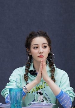 高清新疆乌鲁木齐美女演员迪丽热巴性感活力高清手机壁纸