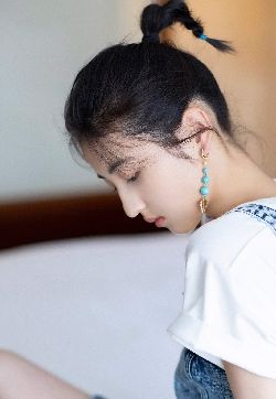 中国内地河南省三门峡女演员张子枫清纯俏皮高清手机壁纸