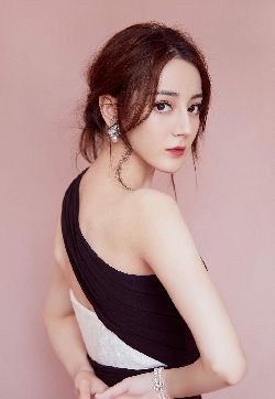 高清新疆乌鲁木齐美女演员迪丽热巴香肩性感高清手机壁纸