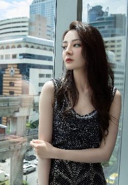 高清新疆乌鲁木齐美女演员迪丽热巴泳池性感高清手机壁纸