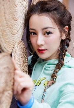 高清新疆乌鲁木齐美女演员迪丽热巴俏皮写真女手机壁纸