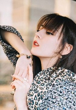 高清新疆乌鲁木齐美女演员迪丽热巴前卫时尚高清手机壁纸