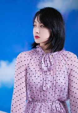 山东省青岛女演员宋茜温婉灵动写真手机壁纸