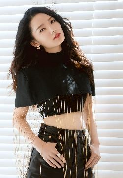中国内地江苏省苏州市影视女演员李沁优雅甜酷写真手机壁纸