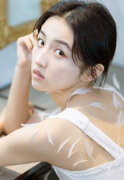 中国内地河南省三门峡女演员张子枫白皙仙气高清手机壁纸