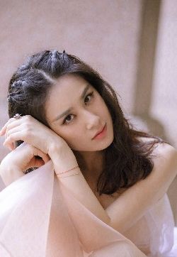 中国内地著名女演员黄圣依仙气十足手机壁纸
