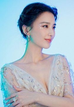 中国内地著名女演员黄圣依仙气灵动写真手机壁纸