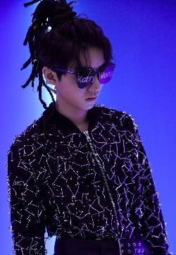 高清中国内地男歌手演员帅气王俊凯图片手机壁纸