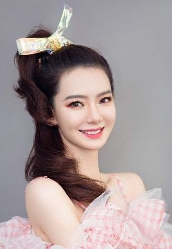 四川省成都市武侯女演员戚薇粉嫩甜美写真手机壁纸