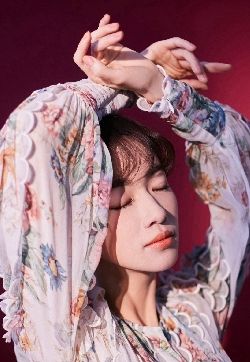 高清中国内地北京人影视女演员吴谨言甜美靓丽写真手机壁纸