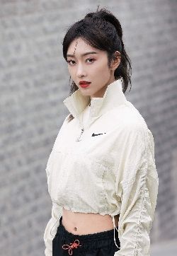 中国内地江苏省南京影视女演员宣璐酷飒运动风高清手机壁纸