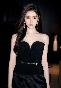 高清哈尔滨新生代女演员张天爱黑色抹胸裙性感手机壁纸