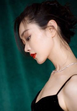 中国内地湖北省荆门女演员宋轶吊带黑裙性感写真手机壁纸