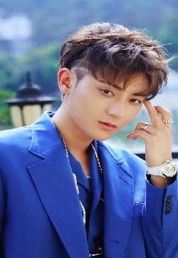 高清山东省青岛男明星黄子韬时尚蓝色西装潮流高清手机壁纸​​​​