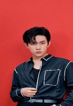 中国内地湖南怀化流行男歌手易烊千玺时尚帅气写真高清手机壁纸