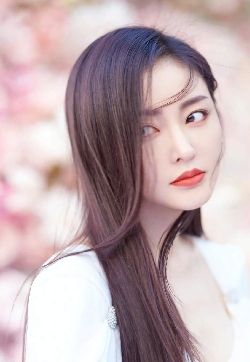 高清哈尔滨新生代女演员张天爱鲜花白裙仙气高清手机壁纸