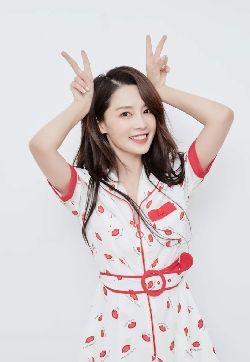 中国内地江苏省苏州市影视女演员李沁甜美俏皮写真手机壁纸