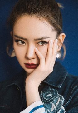 四川省成都市武侯女演员戚薇牛仔裙性感写真手机壁纸