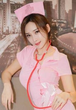 周妍希粉红护士装丝袜摄影露奶照写真