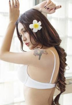 肚兜女神朱赢小蛮腰多姿纹身夺眼球第张