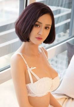 美臀尤物沐伊在家睡衣半敞酥胸半露