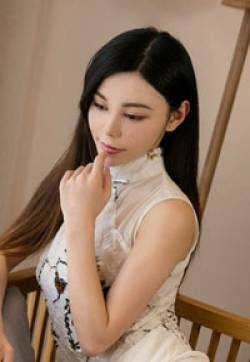 翘臀尤女郎沈佳熹袒胸露乳眼神妖媚