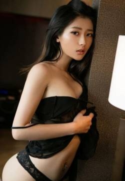 靳宝翘起圆润美臀惊艳无比