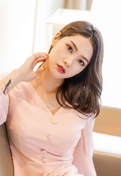 头条女神无遮挡美女方子萱性感丝袜美腿高清mm写真集