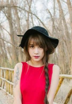 性感大胸美女户外写真清新图片下载_高清桌面壁纸
