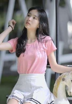 粉嫩清纯美女户外写真电脑壁纸