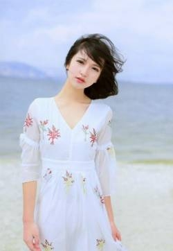 短发美女唯美碎花裙写真高清手机壁纸_高清手机壁纸图片大全