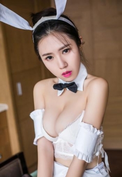 可爱兔女郎筱溪脱衣露乳双手一遮含情脉脉的诱惑写真图片