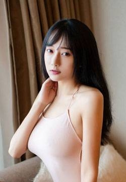 重庆美女何嘉颖真空吊带下的婀娜有致身材高清妹妹写真集