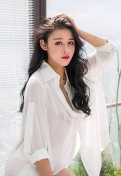 内地性感模特美女叶佳颐白衣下美乳依稀可见写真高清图片