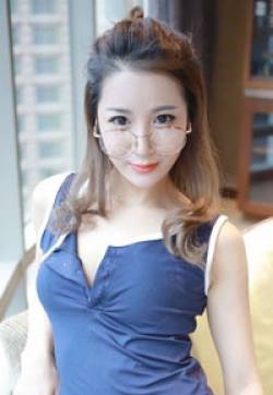 眼镜妹妹梁莹绝色私房写真美臀销魂