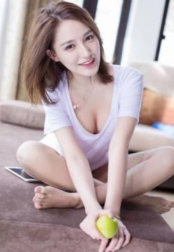 萌系少女刘奕宁Lynn酥胸覆白色情趣内衣模特壁纸图片