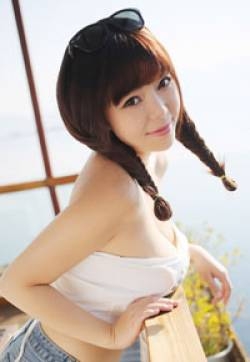 斗鱼主播粉嫩少女刘飞儿酥胸饱满粉嫩小脚勾人美女写真