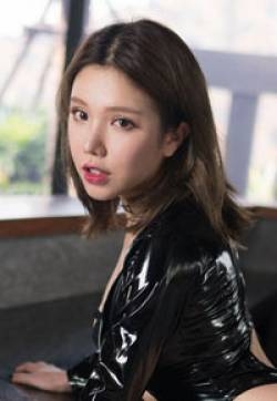国产嫩模美女黄乐然蹲下春光外泄黑色性感内衣秀写图片