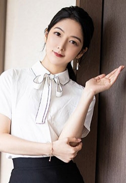 最流行性感丝袜气质耀眼女秘书小热巴黑丝高跟大显酥胸高清写真图片